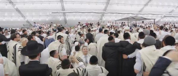 תיעוד נדיר: כך נראית תפילת ראש השנה באומן; צפו