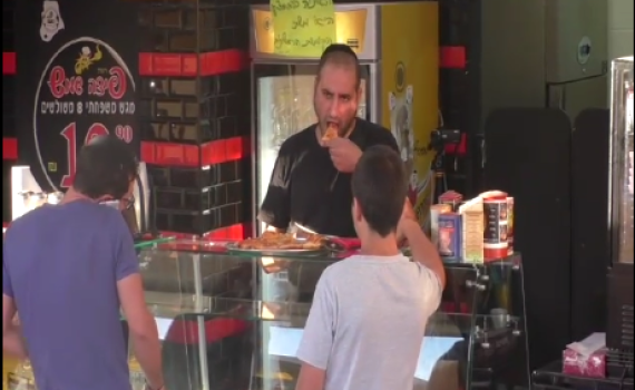 איך אנשים הגיבו כשהמוכר לקח להם ביס מהפיצה; צפו