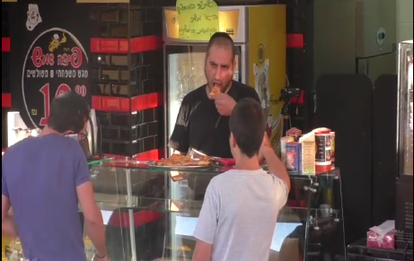 איך אנשים הגיבו כשהמוכר לקח להם ביס מהפיצה; צפו