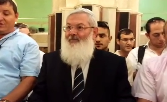 צפו: הרב אלי בן דהן עובר לפני התיבה במערת המכפלה