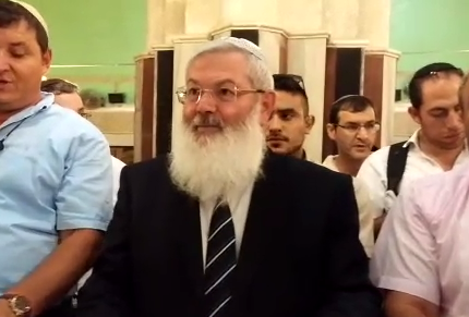 צפו: הרב אלי בן דהן עובר לפני התיבה במערת המכפלה