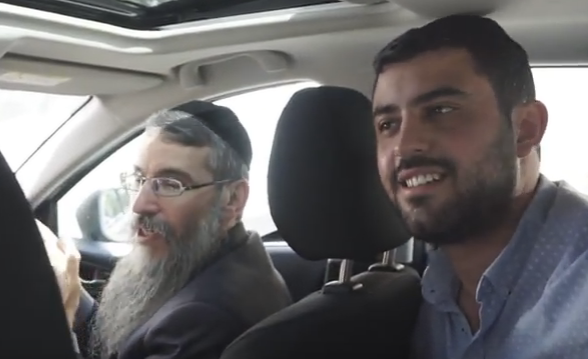 ישי ריבו ואברהם פריד לא מצליחים להתאפק; צפו