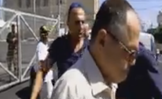 צפו: אמנון אברמוביץ' מותקף: 'חבל שלא נשרפת למוות'