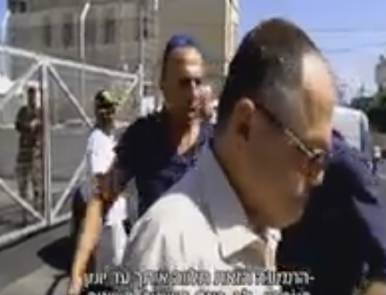 צפו: אמנון אברמוביץ' מותקף: 'חבל שלא נשרפת למוות'