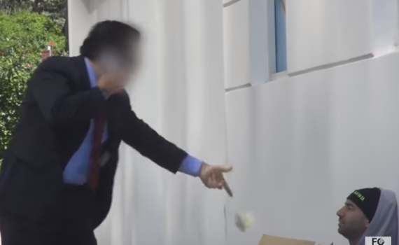 עולם הפוך: כך הגיבו אנשים לקבצן שנתן להם כסף; צפו