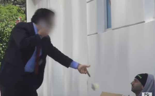 עולם הפוך: כך הגיבו אנשים לקבצן שנתן להם כסף; צפו