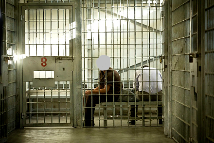 האם ביקשה לנשק את בנה וסורבה: "מגע עם אזרח"