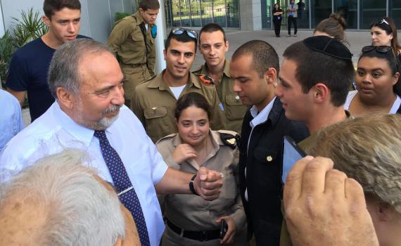 ליברמן לחייל: גם לי יש מבטא רוסי כבד; צפו