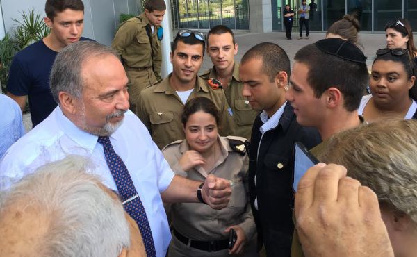 ליברמן לחייל: גם לי יש מבטא רוסי כבד; צפו