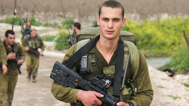 'לא רציתי להיות בצל שלו': דוד שראל סיים קורס קצינים