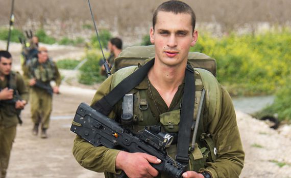 'לא רציתי להיות בצל שלו': דוד שראל סיים קורס קצינים