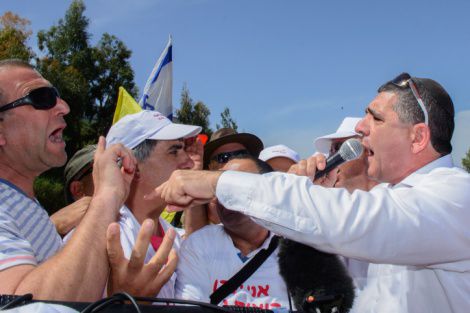 מבוכה בליכוד: "תקרית הסכין" של סגן השר