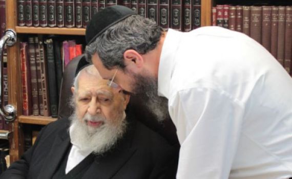 מביך: בנו של הרב עובדיה לא הוזמן לאזכרה של אביו