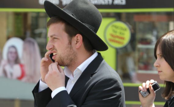 בגלל חברת חשמל; חרדים דיברו בטלפון ביום כיפור