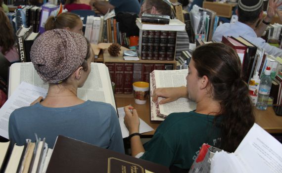 53% מהסרוגות רוצות דמות רבנית נשית בקהילה