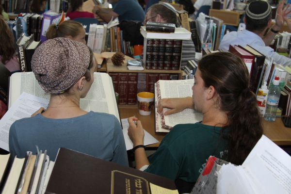 53% מהסרוגות רוצות דמות רבנית נשית בקהילה