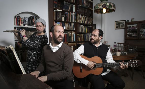 הדרת הנשים: הרב שטרן מחזק את האחים רזאל