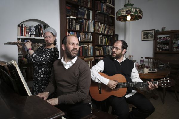 הדרת הנשים: הרב שטרן מחזק את האחים רזאל