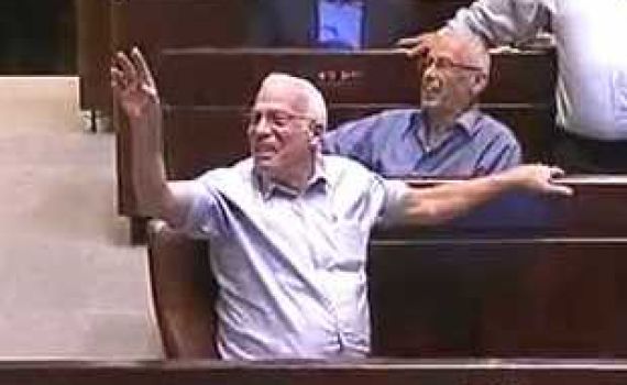 רחפן: אורי אריאל הצביע נגד חוק ההסדרה. צפו