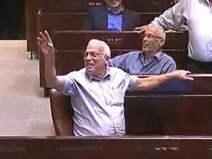 רחפן: אורי אריאל הצביע נגד חוק ההסדרה. צפו