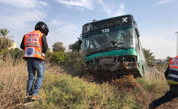 צ. חולון: תאונה בין שני אוטובוסים; 61 פצועים