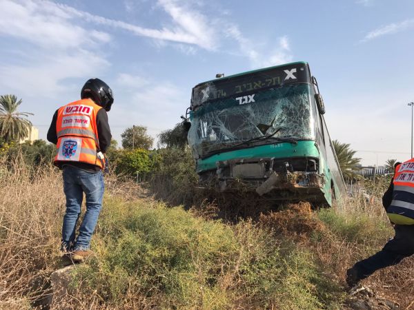 צ. חולון: תאונה בין שני אוטובוסים; 61 פצועים