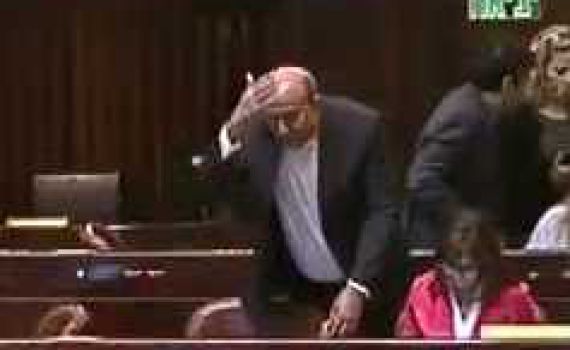 בטעות? ח"כ זוהיר בהלול הצביע פעמיים. צפו