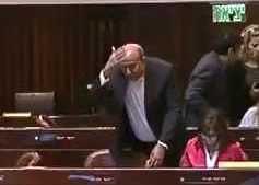 בטעות? ח"כ זוהיר בהלול הצביע פעמיים. צפו