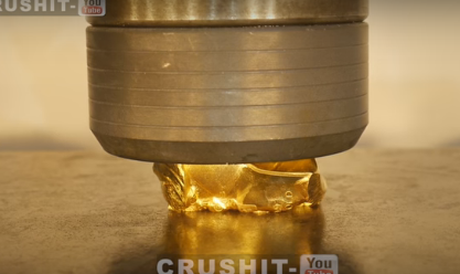 ניסוי יקר: מחץ זהב בשווי 40,000 דולר; צפו