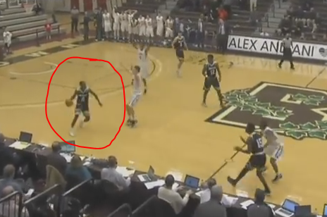 חשב שקבוצתו מובילה, העיף את הכדור והפסיד; צפו