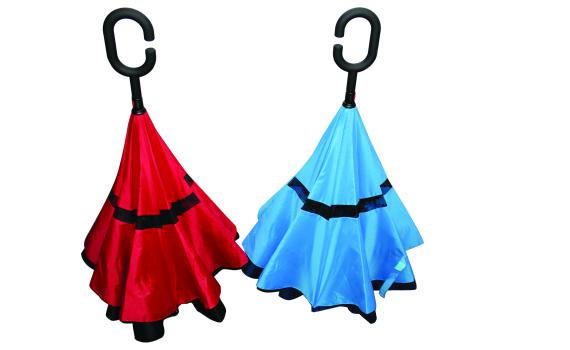 מטריה מהפכנית ו… הפוכה – פטנט נוח וחכם