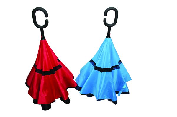 מטריה מהפכנית ו… הפוכה – פטנט נוח וחכם