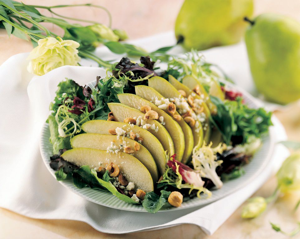 פותחים עונה: מתכון לסלט קיסר עם אגסים