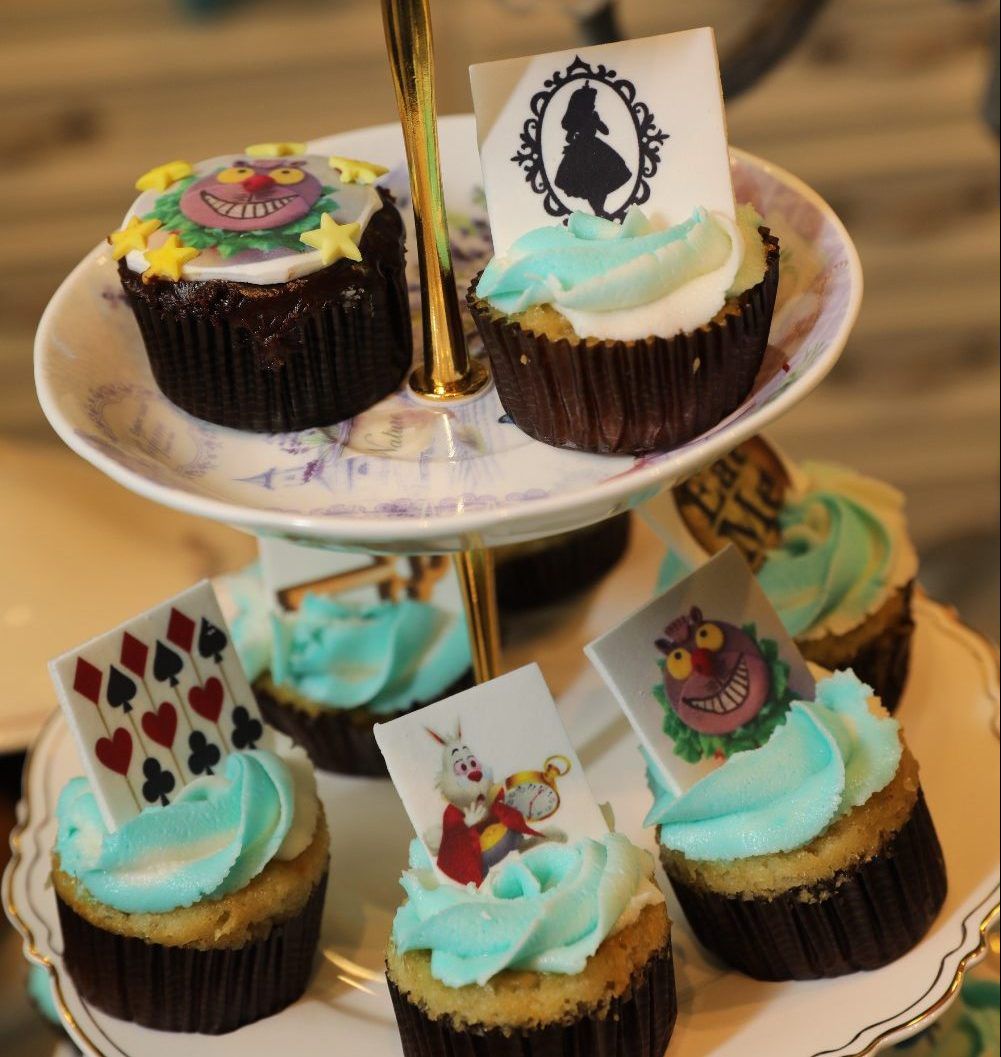 אליס חוגגת יום הולדת שנה במסיבת תה מהאגדות