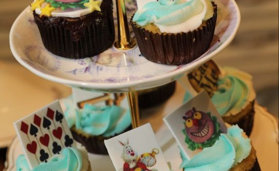 אליס חוגגת יום הולדת שנה במסיבת תה מהאגדות