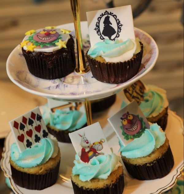 אליס חוגגת יום הולדת שנה במסיבת תה מהאגדות