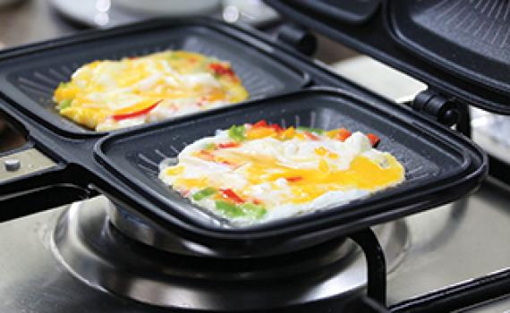 הכירו את המחבת הכפולה להכנה מהירה של שתי מנות בו זמנית