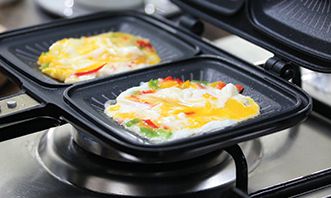 הכירו את המחבת הכפולה להכנה מהירה של שתי מנות בו זמנית