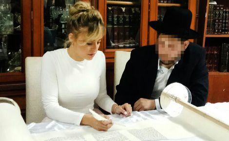 סערה בעקבות כוכבת הריאליטי וספר התורה