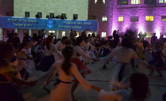 מרהיב: 1000 איש שחזרו את חגיגות כט' בנובמבר; צפו