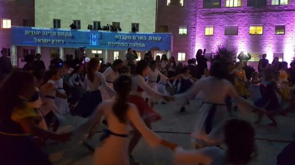 מרהיב: 1000 איש שחזרו את חגיגות כט' בנובמבר; צפו