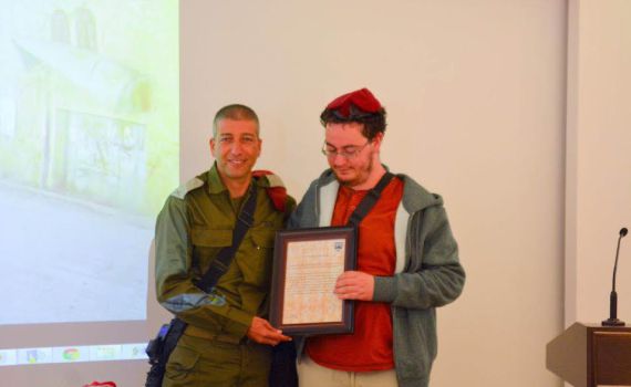 נדקר והסתער: בנה של הח"כית לשעבר קיבל תעודת הוקרה