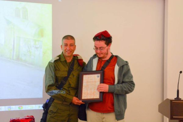 נדקר והסתער: בנה של הח"כית לשעבר קיבל תעודת הוקרה