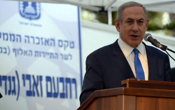 "מעל גנדי מרחפת עננה; אך יש עננה ויש אדמה"