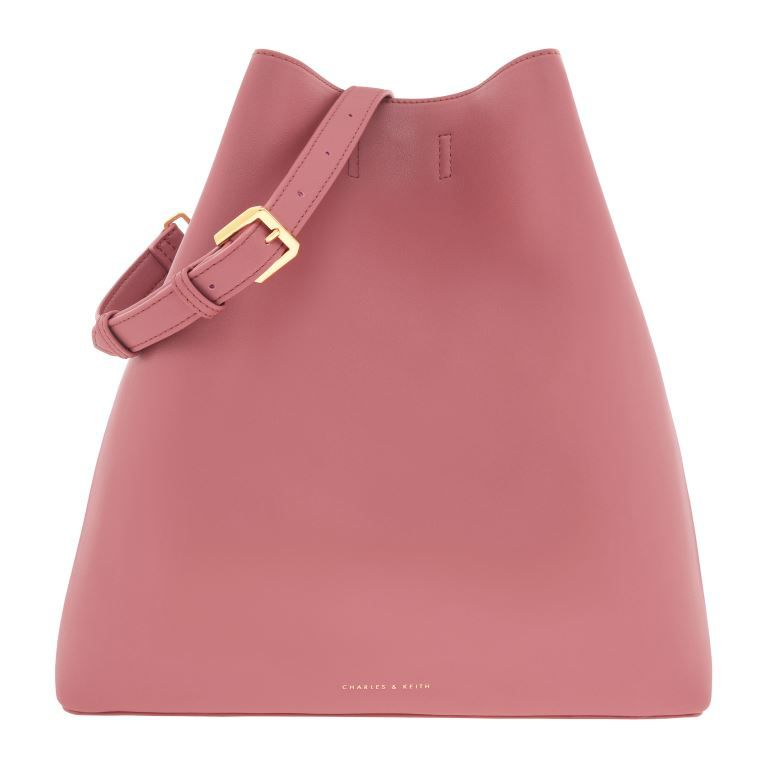 המותג CHARLES & KEITH מציג קולקציית נעליים ותיקים חורפית