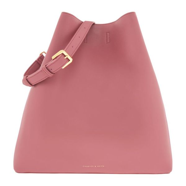 המותג CHARLES & KEITH מציג קולקציית נעליים ותיקים חורפית