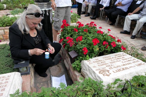 ברוך דיין האמת: נפטרה יעל זאבי אלמנתו של גנדי