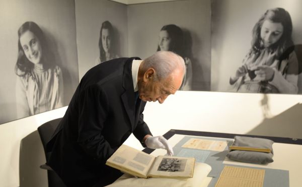 8 שורות ואלפי דולרים: מכירה פומבית לשיר של אנה פרנק