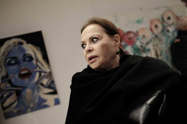 גילה אלמגור נפלה באמצע הצגה; הקהל פוזר לביתו