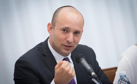 בנט עוקץ את ליברמן: "לא החזיק נשק מעולם"